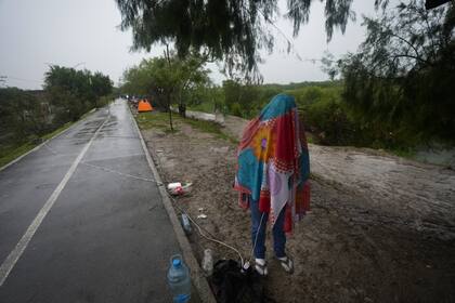 Un migrante venezolano cubierto con una manta a orillas del Río Grande en Matamoros, México. (AP Photo/Fernando Llano)