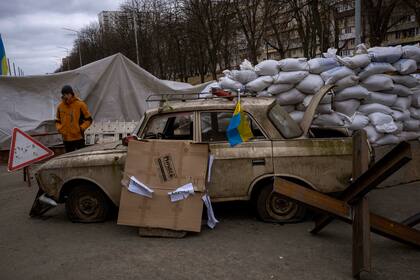 Un miliciano se encuentra en un puesto de control establecido en una carretera que se dirige a la ciudad de Kiev