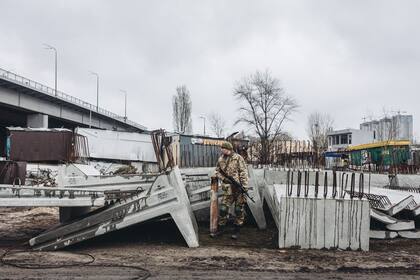 Un miliciano ucraniano vigila una ruta en Kiev 