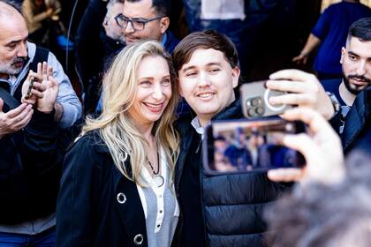 Un militante se sacó una foto con Karina; también se escuchó algún insulto