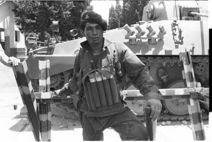 Un militar carapintada en el acceso a Villa Martelli