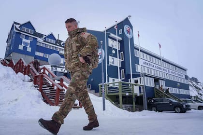 Un militar danés en Nuuk, Groenlandia, el 16 de enero del 2026. (AP foto/Evgeniy Maloletka)