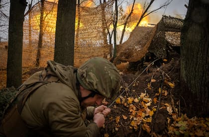 Un militar de la 13ª Brigada de la Guardia Nacional de Ucrania dispara un cañón Giatsint-B hacia posiciones rusas cerca de Kharkiv, Ucrania. (AP Foto/Efrem Lukatsky)