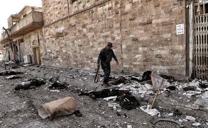 Un militar iraquí camina entre los cuerpos de jihadistas abatidos en Mosul