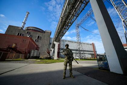 Un militar ruso vigila en una zona de la central nuclear de Zaporiyia en territorio bajo control militar ruso, en el sureste de Ucrania, el domingo 1 de mayo de 2022.