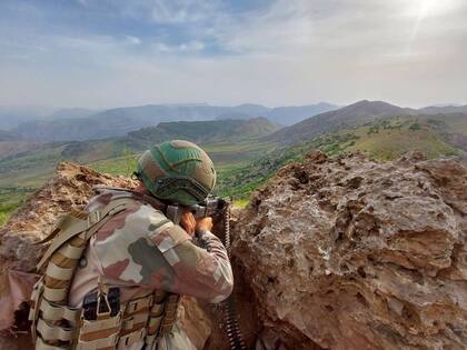 Un militar turco en una operación contra el PKK en el norte de Irak 