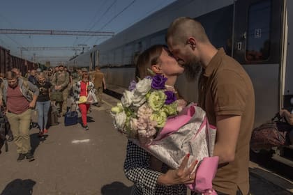Un militar ucraniano besa a su esposa Maryna, quien llegó en un tren desde Kiev para visitarlo, en la estación de tren de Kramatorsk, región de Donetsk, el 25 de septiembre de 2023, en medio de la invasión rusa de Ucrania.