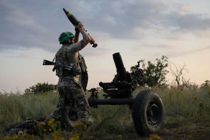 Un militar ucraniano dispara un mortero hacia posiciones en el frente cerca de Bakhmut, en la región de Donetsk, el 2 de julio de 2023.