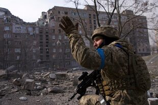 Un militar ucraniano protege su posición en Mariupol, Ucrania, el sábado 12 de marzo de 2022. 