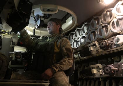 Un militar ucraniano trabaja en el interior de un cañón autopropulsado polaco Krab de 155 mm en una posición en la línea del frente en la región de Donetsk el 26 de julio de 2022, en medio de la invasión rusa de Ucrania. 
