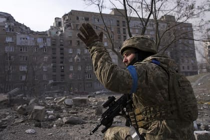 Un militar ucraniano vigila su posición en Mariupol, Ucrania, el 12 de marzo de 2022