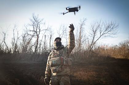 Un militar ucraniano vuela un dron durante una operación contra posiciones rusas en un lugar no revelado en la región de Donetsk, Ucrania, el domingo 4 de diciembre de 2022. (AP Photo/Roman Chop)