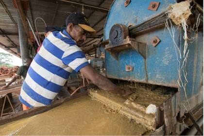 Un minero artesanal de oro trabaja en un molino en El Callao, sur de Venezuela