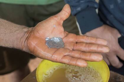 Un minero artesanal muestra una pieza de mercurio que se ha coagulado con pequeñas partículas de oro en un molino en El Callao, en el sur de Venezuela