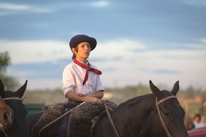 Un mini paisano con el traje reglamentario