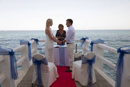 Una ministra casa a Tamryn-Lee Shuttleworth, de Sudáfrica, y Harry Whittington, de Gran Bretaña, en el Estrecho de Gibraltar el 5 de septiembre de 2020