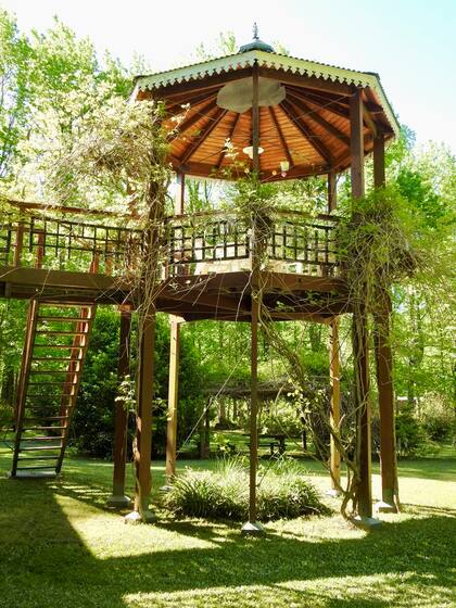 Un mirador octogonal con pérgola en el jardín.