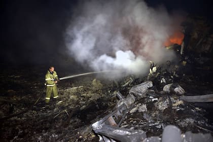 Un misil derribó un avión con 298 personas a bordo; el Boeing 777 de Malaysia Airlines cubría la ruta Amsterdam-Kuala Lumpur