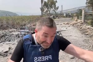 El momento en que un misil israelí cae justo atrás de un periodista en el Líbano