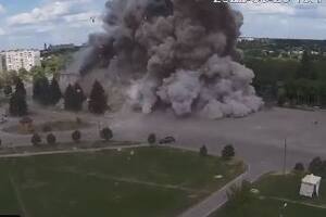 El momento en que un misil ruso destruyó el Palacio de la Cultura en Járkov