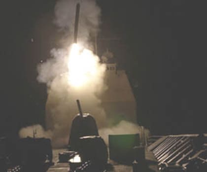Un misil Tomahawk es lanzado anoche desde el USS Philipine Sea