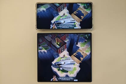 Un mismo juego en dos pantallas: arriba, el Galaxy S25 Ultra (6,9 pulgadas); abajo, el Galaxy Z Fold7 (8 pulgadas)