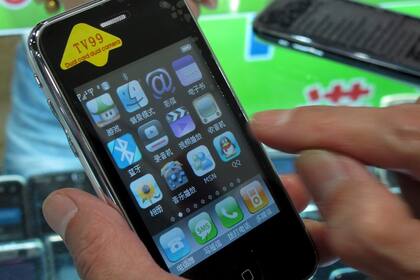 Un modelo apócrifo del iPhone, uno de los tantos dispositivos que se pueden encontrar en la calle de los electrónicos en Shenzhen, China