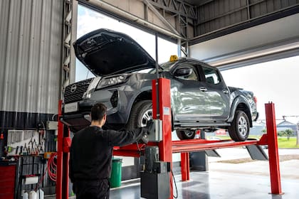 Un modelo en el service de la marca Nissan
