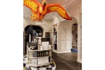 Un modelo enorme de Fawkes, el ave fénix de Albus Dumbledore, recibirá a los visitantes con las alas abiertas