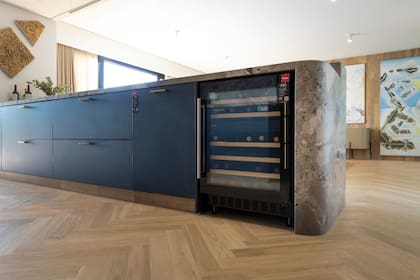 Un modelo para aficionados al vino, que se acomoda en un bajo mesada y acompaña la propuesta de interiorismo.