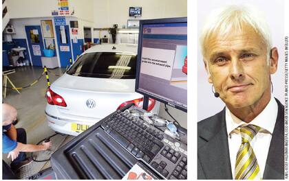 Un modelo Passat CC, frente a una prueba de emisiones en Londres. Matthias Müller, futuro líder de Volkswagen.