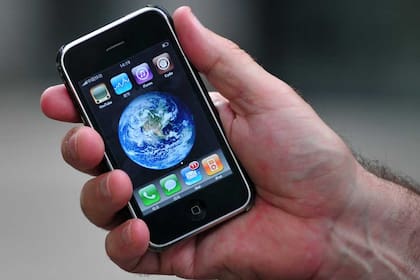 Un modelo previo del iPhone en China. Apple evalúa fabricar una versión económica en base a las partes de antiguas versiones y materiales menos costosos
