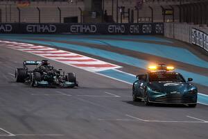 Un momento clave en la temporada 2021: el safety car y Lewis Hamilton en el circuito de Abu Dhabi