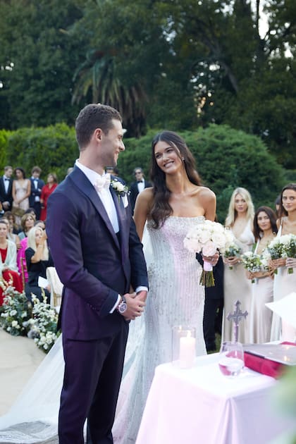 Un momento de complicidad ante el altar antes del "sí, quiero".