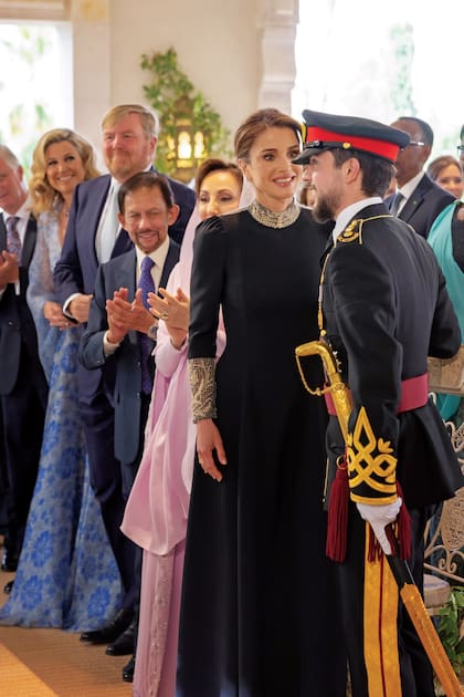 Un momento de complicidad entre Rania y su hijo, Hussein, con los reyes de los Países Bajos encantados con la situación.
