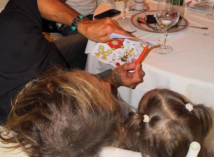 Un momento de complicidad y juego entre el ex jugador y
Venezia en plena comida