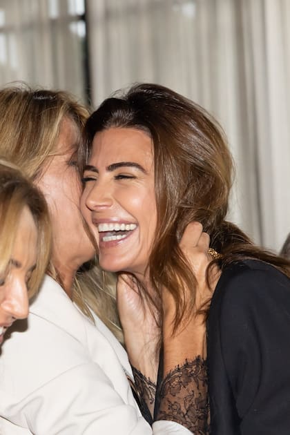 Un momento de confidencias entre amigas, Andrea y Juliana.