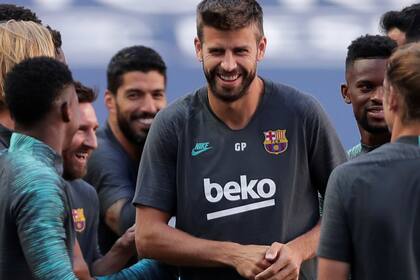Un momento de distensión en el entrenamiento de Barcelona, encabezado por Piqué