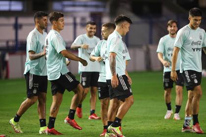 Un momento de distensión en la liviana práctica del viernes de la selección en el Parque San Jorge, estadio que pertenece a Corinthians