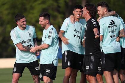 Un momento de diversión en el entrenamiento de la selección: Messi y De Paul adelante, Correa, el profe Martín y Ocampos atrás.
