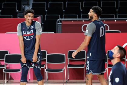 Un momento de diversión entre Keldon Johnson y Jayson Tatum en el Saitama Super Arena, mientras piensan en el choque con Francia.