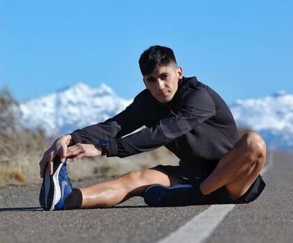 Un momento de elongación para Eulalio "Coco" Muñoz, que junto a Joaquín Arbe será uno de los representantes argentinos en el maratón de los JJOO Tokio 2020 a partir de las 19 horas.