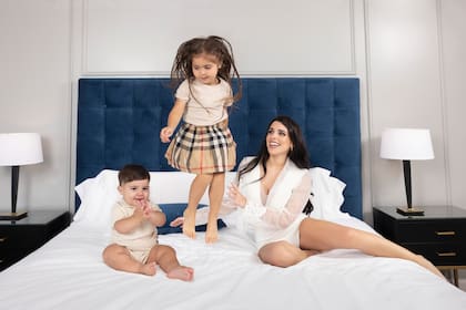 Un momento de juego con sus hijos, Benjamín y Olivia, que lleva una falda de Burberry de su propio guardarropas, un guiño al tiempo que vivieron en Londres.