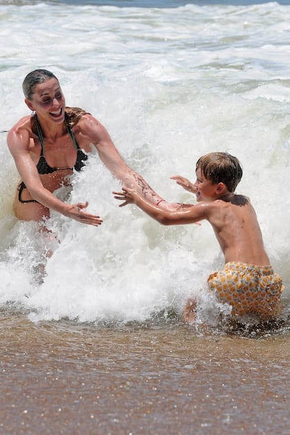 Un momento de juego entre Anita y Amancio