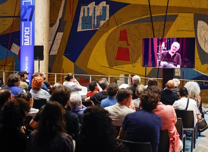 Un momento de la presentación del Archivo Bafici en el Teatro San Martín; en la pantalla, el responsable del trabajo y exdirector del festival, Sergio Wolf