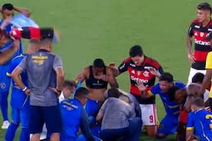 Un futbolista que enfrentaba a Flamengo tuvo una convulsión y se desplomó solo en el medicampo