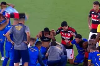Un futbolista que enfrentaba a Flamengo tuvo una convulsión y se desplomó solo en el medio campo