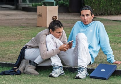 Un momento de pura complicidad entre Poroto y su hermana Mia.