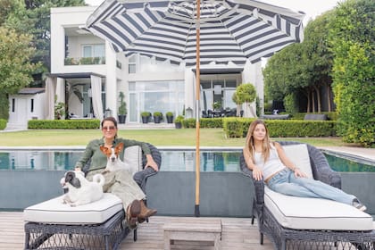 Un momento de relax en el jardín, con Tequila y
Khalifa, dos de sus tres Jack Russell . “Mamá es muy generosa, siempre me presta ropa. Y aunque me fascina lo que hace, lo mío es el diseño gráfico, es ahí donde me imagino trabajando”, asegura Cala