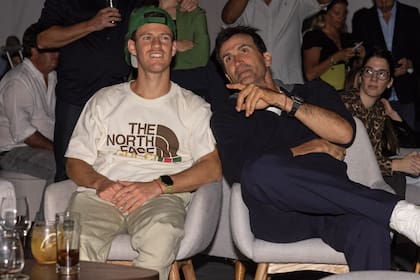 Un momento de relax para Adolfito, que charló
animadamente con su amigo, el ex tenista
Peque Schwartzman